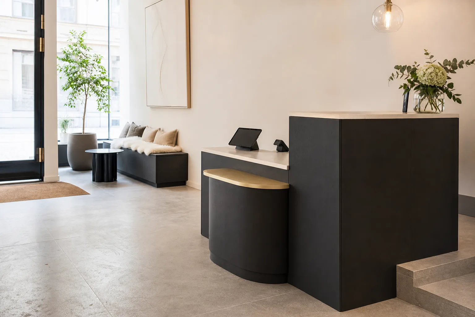 Kompakt salongsreception med fri väg från entrén och skärm utan kunduppgifter